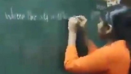 Leonarda Da Vinci'de bulunan ambidextry yeteneğine ilkokul öğrencisi bir kızda sahip