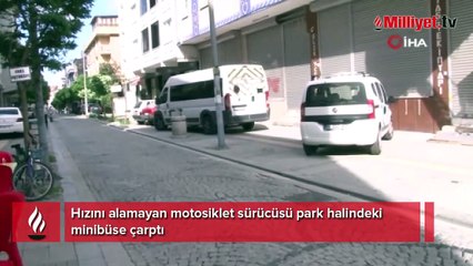 Hızını alamayan motosikletli park halindeki minibüse çarptı