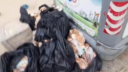 İsrafın böylesi: 15 poşet ekmeği çöpe bıraktılar