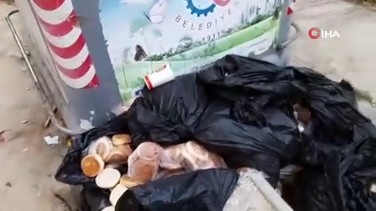 Yazık günah değil mi? Ekmek dolu15  poşeti çöpe attılar