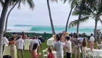 Hawaii, onde alte sei metri travolgono sposi e invitati di un matrimonio