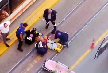 Bisikletten düşen adam tramvaya çarparak yaralandı