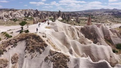 Kapadokya'da turistler hem yerin altını hem üstünü keşfe çıkıyor
