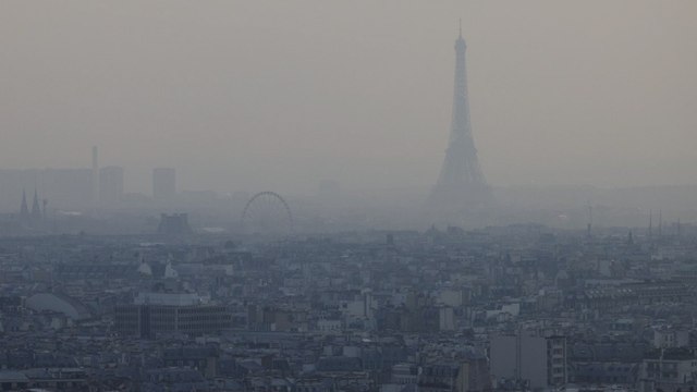 Paris : l’odeur de fumée et le voile brumeux viendraient des incendies en Gironde et dans les Yvelines