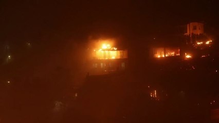 Las llamas engullen varias casas al norte de Atenas