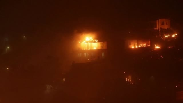 Las llamas engullen varias casas al norte de Atenas