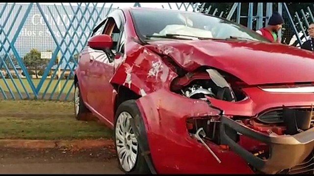 Carro e ônibus se envolvem em colisão às margens da BR-277