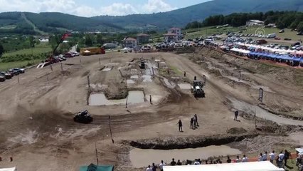 Off-road tutkunu kadın pilotlar pistlerin tozunu attırıyor