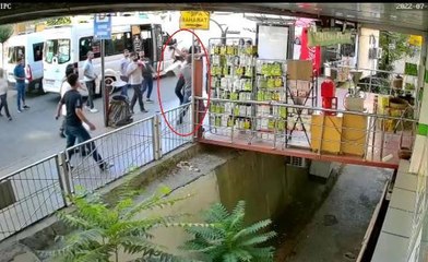 KAVGA EDEN SÜRÜCÜLER AYIRMAYA ÇALIŞAN TEMİZLİK GÖREVLİSİNİN KÜREK VE SÜPÜRGESİNİ DE KULLANDI