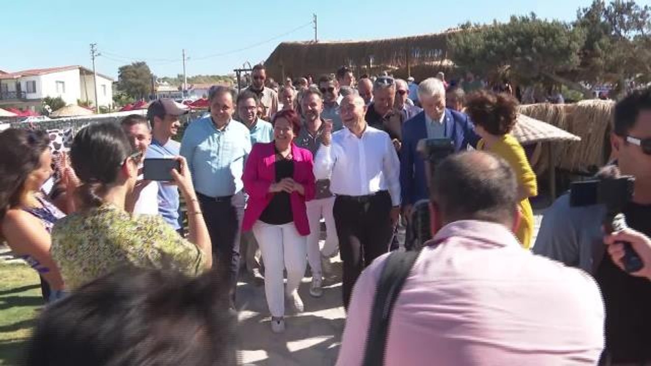 Karuburun Ardıç Plajı'na Mavi Bayrak Verildi. Tunç Soyer: "Mavi Bayraklı Plaj Sayısını 3 Yılda 49'dan 66'ya Çıkardık"