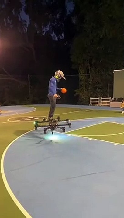 Il veut mettre un panier en étant sur un drone en vol mais ça finit mal
