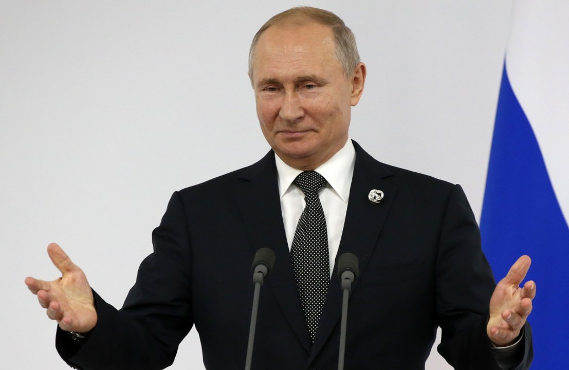 Wladimir Putin erscheint mit einem gelähmten Arm und humpelnd bei der Ankunft im Iran