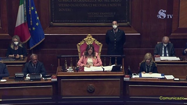 Crisi governo, problema al microfono per Draghi al Senato: Qualcosa non funziona