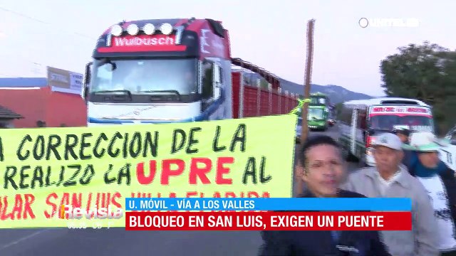 Comunarios de El Torno bloquean la vía antigua a Cochabamba exigiendo construcción de un puente
