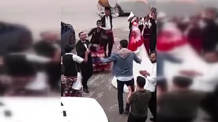 Düğün konvoyu, davul-zurnayla yolu kapattı