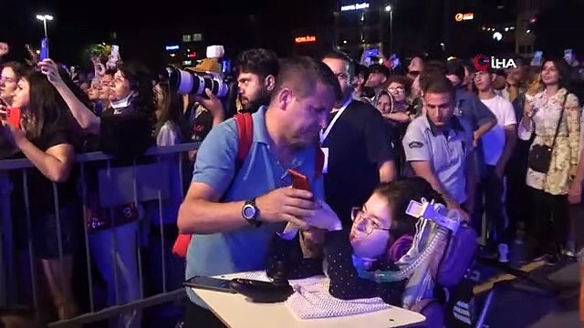 Solunum cihazına bağlı Nehir, Mustafa Ceceli'nin 105'inci kez konserini izledi