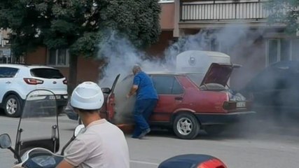 Canını hiçe sayarak yanan aracını durdurdu