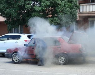 ALEVLERE ALDIRIŞ ETMEDİ; HAREKET EDEN OTOMOBİLİNE BİNİP EL FRENİNİ ÇEKTİ