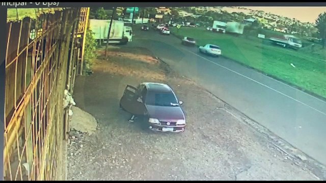 Vídeo mostra momento em moto é atingida por caminhão às margens da BR-277