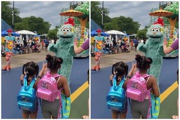 دمية تتهم بالعنصرية بعد رفضها مصافحة طفلتين سمراوين