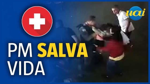 Policial salva criança engasgada