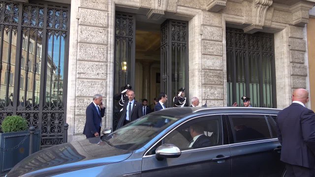 Governo, Draghi lascia il Senato: Presidente non ci abbandoni , urlano i passanti