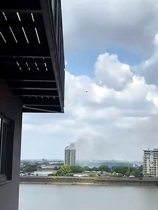 Incêndio deflagra no 17º andar de bloco de apartamentos em Londres