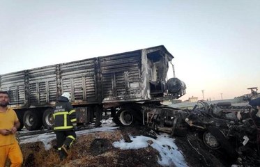 İş makinesine çarpan tır, alev alev yandı