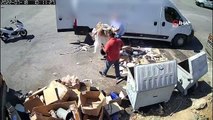 Attığı çöpleri kameraya yakalanınca böyle geri topladı
