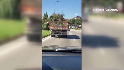 Trafikteki tehlike dolu anlar kameraya böyle yansıdı