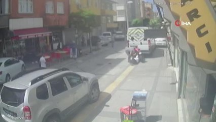 Motosikletin kontrolünü kaybetti, park halindeki minibüse böyle kafa attı