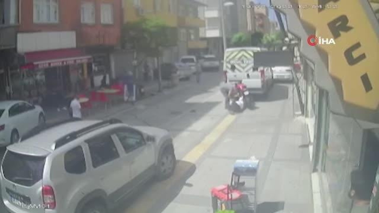 Motosikletin kontrolünü kaybetti, park halindeki minibüse böyle kafa attı