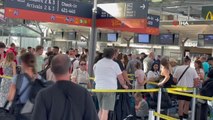 Almanya'da havaalanlarında kriz devam ediyorYolcular kontuarlarda uzun kuyruklar oluşturdu