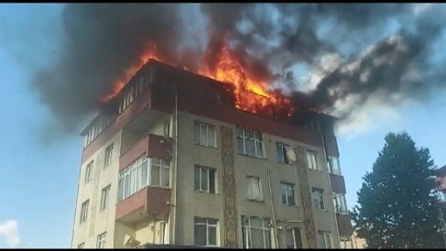 SULTANBEYLİ'DE 5 KATLI BİNANIN ÜST KATI ALEV ALEV YANDI