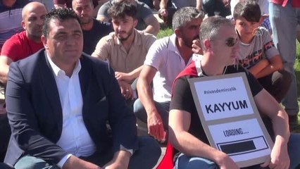 Maaşlarını alamayan Demir Çelik Fabrikası işçileri eylem yaptı