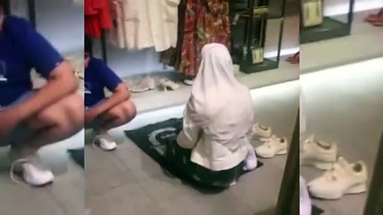 Giyim mağazasının ortasında seccade açıp namaz kıldı
