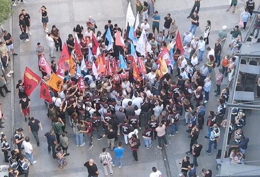 Son dakika haberleri... İZİNSİZ YÜRÜYÜŞ YAPMAK İSTEYEN GRUP İLE POLİS ARASINDA ARBEDE; 4 POLİS YARALI, 29 GÖZALTI