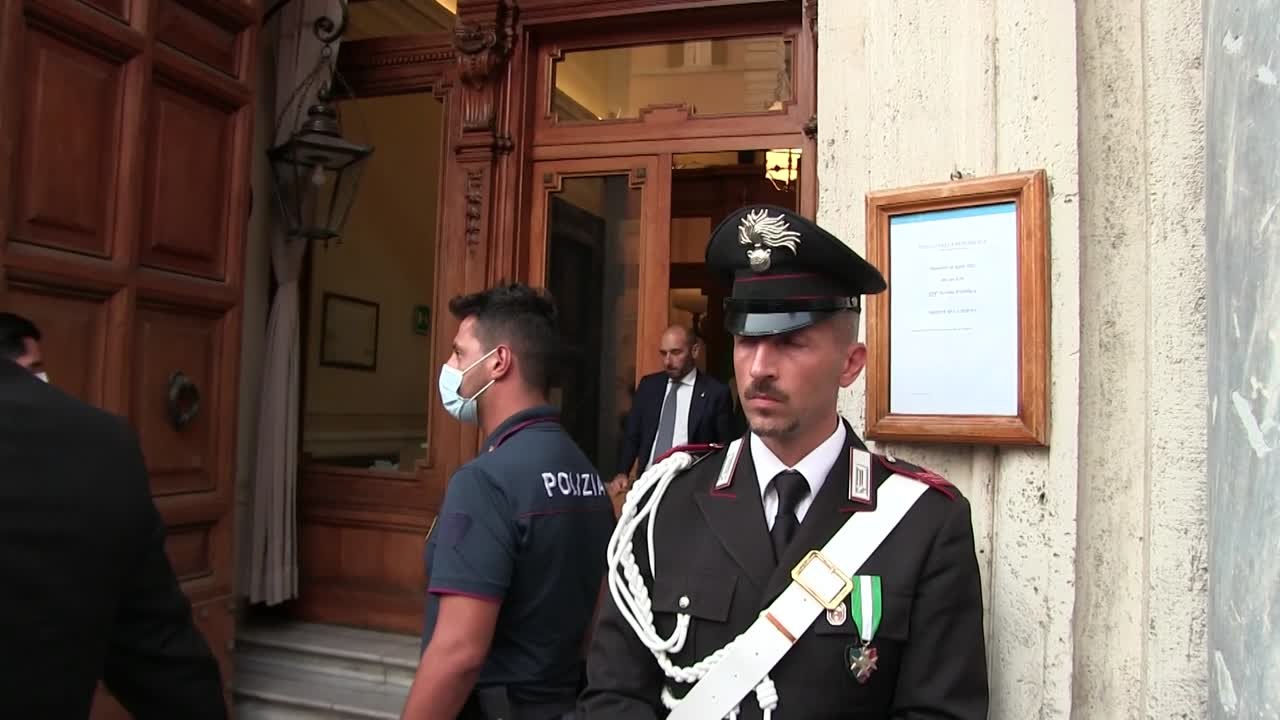 .Governo; "Papeete bis?", Salvini non risponde e lascia il Senato