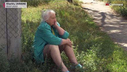 بدون تعليق: رجل يصلي قرب جثة ابنه المراهق الذي قتل خلال قصف روسي