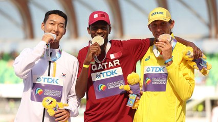 '한국 육상 첫 은메달' 높이뛰기 우상혁, 시상대 올라 미소 / YTN