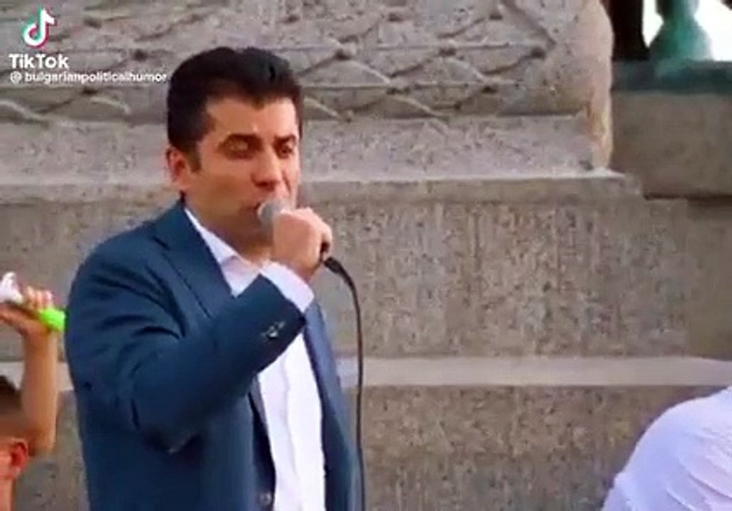 на микрофона е мой силен и умен човек от 32 години насам