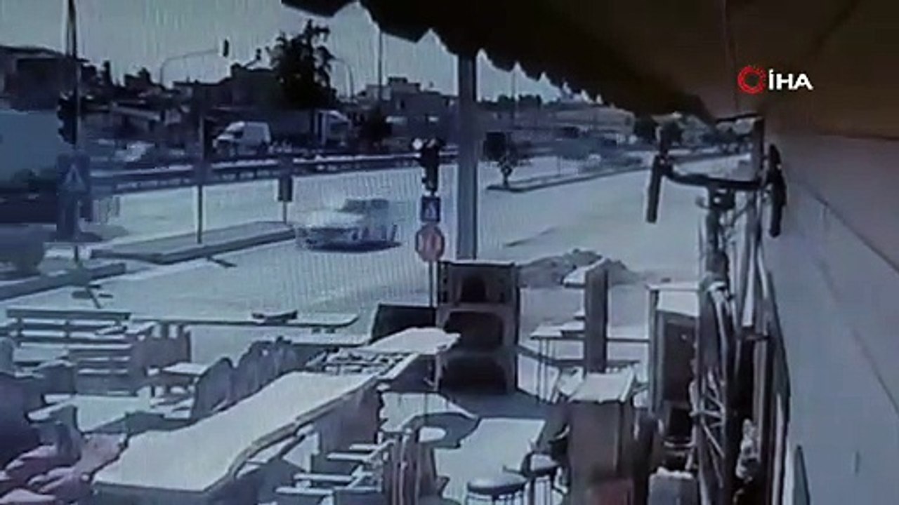 Antalya’da kamyonetle otomobil çarpıştı- 3 yaralı