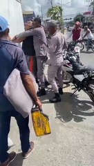 Policías y civiles, a trompadas en plena vía pública por supuesto choque