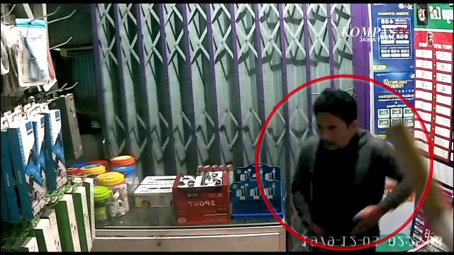 Aksi Pencurian Toko Handphone di Kediri Terekam CCTV