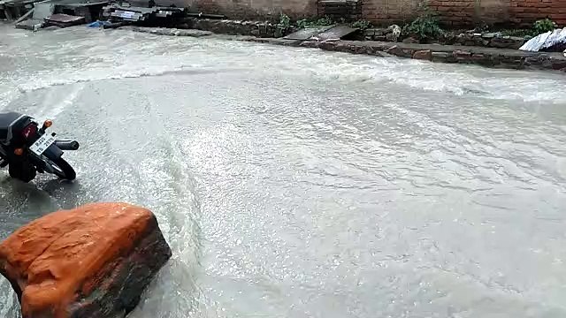 आधी रात को भयंकर बारिश, हर तरफ पानी ही पानी, 11 जिलों में भारी बारिश की चेतावनी