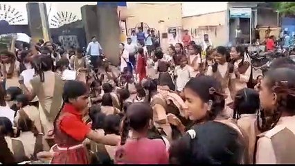 जर्जर भवन में कक्षाएं लगाने का विरोध