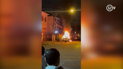 Скачать видео: Carro é incendiado nos arredores da Vila Belmiro após jogo do Santos