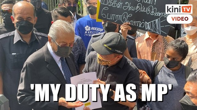 Dr M receives Bersih's memorandum on parliamentary independence