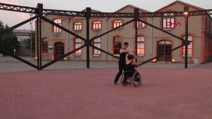 NEŞE'NİN AZMİ TEKERLEKLİ SANDALYEYLE DANSTA ULUSLARARASI BAŞARI GETİRDİ