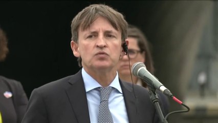 الرئيس الأوكراني يتفقد ميناء تشورنومورسك المخصص لتصدير أول شحنة حبوب